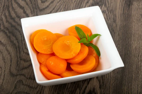 Canned apricots — Stock Photo, Image
