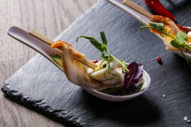 Yılan balığı ve yumurta ile snack