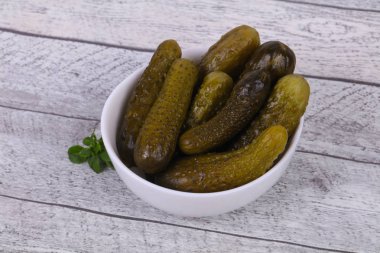 Salatalık turşusu yığın kabın içinde