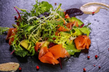 Somon ve avokado salatası.