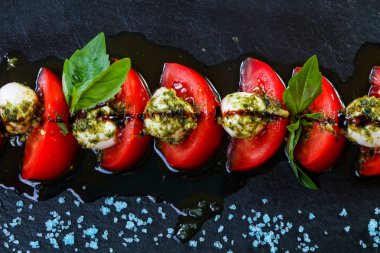 Tuz ile Caprese salatası