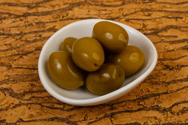 Olive verdi nella ciotola — Foto Stock