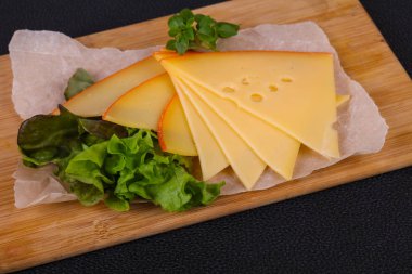 Sarı İsviçre peyniri dilimlenmiş