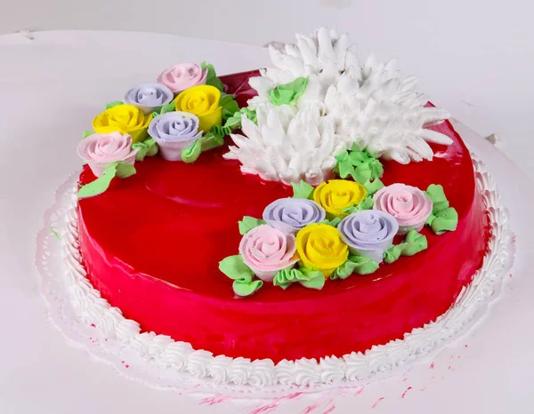 Cake met room bloemen — Stockfoto