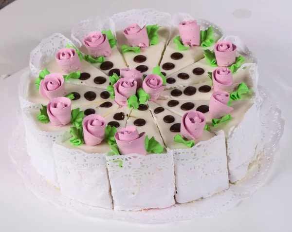 Торт со сливочными цветами — стоковое фото
