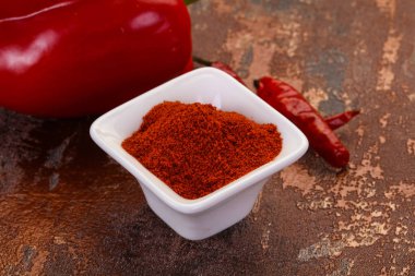 Kabın içinde kırmızı biber tozu