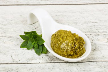 Fesleğen sosu Pesto