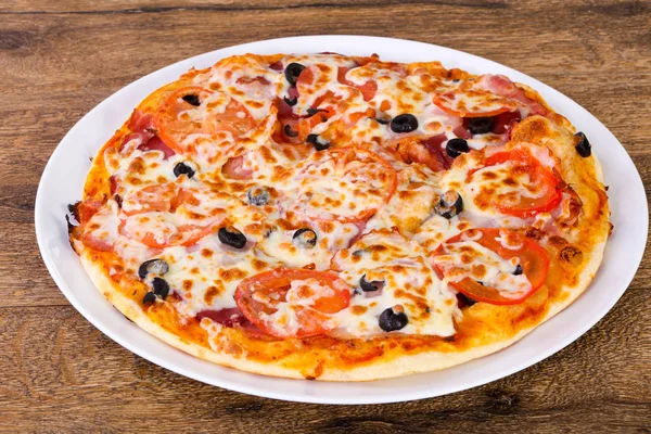 Pizza con tocino — Foto de Stock