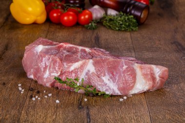 pişmemiş domuz eti