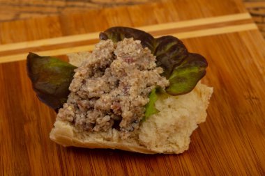 Ekmek ile yewish forshmak