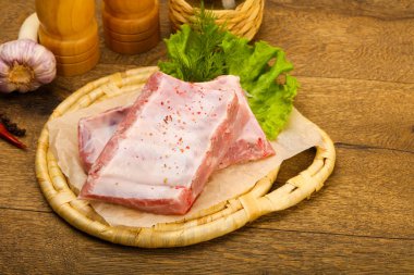 Çiğ domuz kaburgası