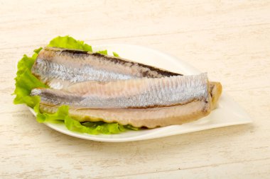 Ringa balığı filetosu salata üzerine bırakır - hazır yemek için