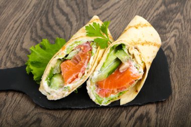 Somon ekmek rulo peynir ile