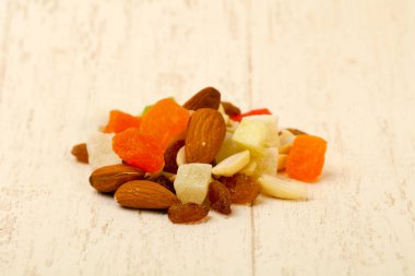 Fındık ve kuru meyve karışımı