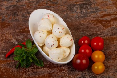 Fesleğen yapraklı ve domatesli Mozzarella peyniri topları.