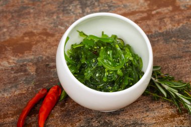 Susamlı yosun salatası Chuka.