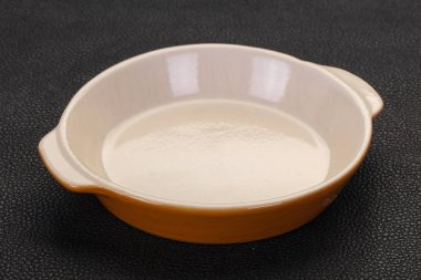 Boş seramik kase siyah arka plan üzerinde