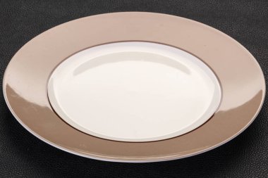 Siyah arka plan üzerinde boş seramik tabak