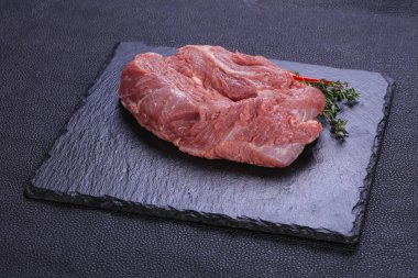 Pişirmek için bir parça et.