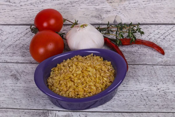 Bulgur Dorado Crudo Tazón Con Tomates Ajo — Foto de Stock