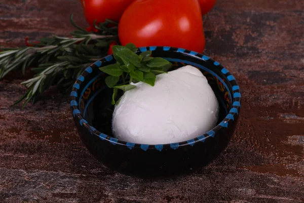 Pelota Italiana Queso Mozzarella Servido Albahaca Tomates —  Fotos de Stock