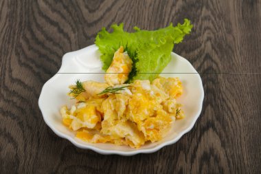 sahanda yumurta beyaz plaka üzerinde