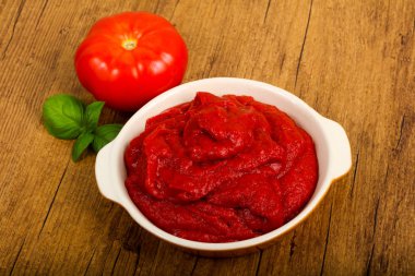 Domates salçası fesleğen yaprakları ile