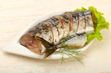 Scomber beyaz plaka üzerinde füme