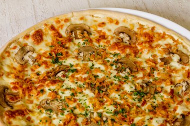 Mantarlı ve peynirli pizza.