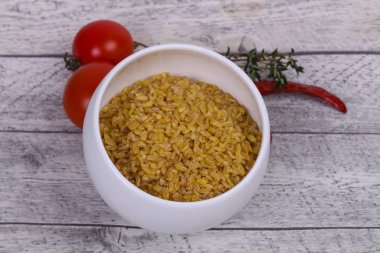Dolapta çiğ altın bulgur, domates ve sarımsaklı. 