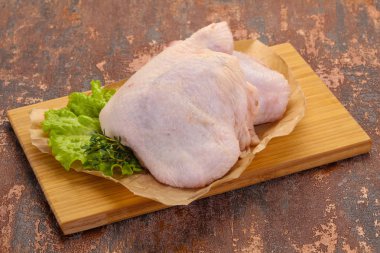 Çiğ tavuk kalçası pişirmeye hazır.