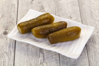 Kâsede ev yapımı salatalık turşusu