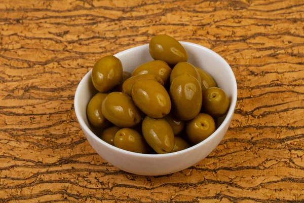 Grüne Oliven Der Schüssel Über Hölzernem Speck — Stockfoto
