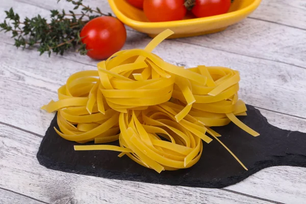 Fettuccine Pasta Cruda Con Pomodori Timo — Foto Stock