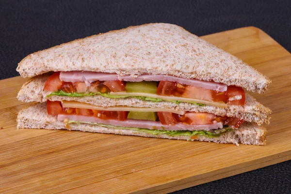 Panino Club Con Prosciutto Formaggio Foglie Insalata Pomodori Cetrioli Sottaceto — Foto Stock