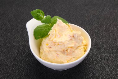 Nane yaprağı servis edilmiş kayısı ile kaymak.