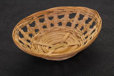 Boş hasır kase siyah arka plan üzerinde