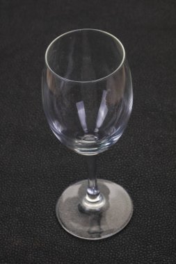 Boş bardak fincan siyah arka plan üzerinde