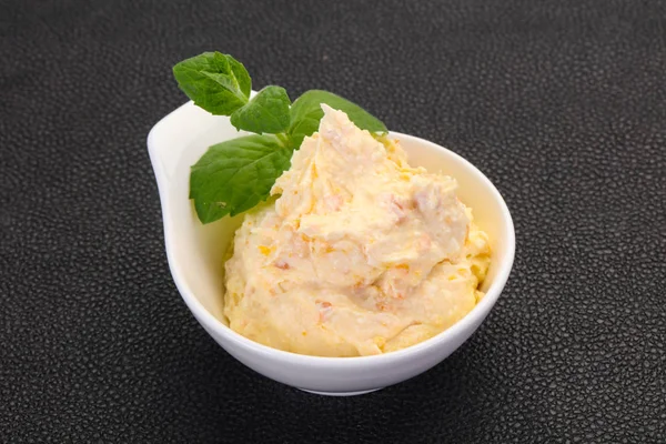 Nane yaprağı servis edilmiş kayısı ile kaymak.