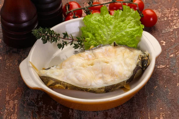 Salata yapraklı fırında kurt bifteği.