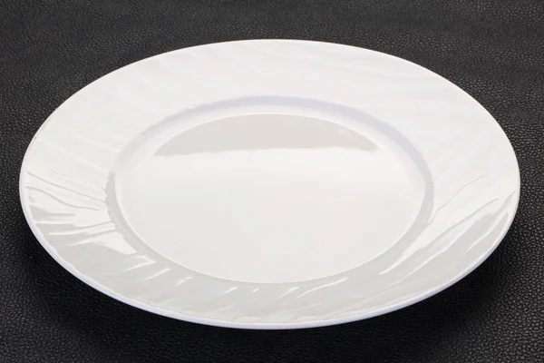 Κενό Λευκό Πιάτο Πάνω Από Μαύρο Φόντο — Φωτογραφία Αρχείου