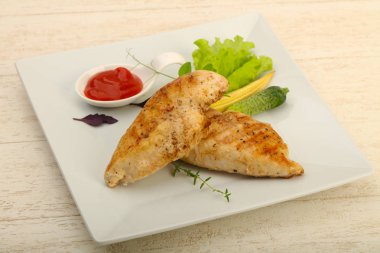 Salata yaprakları ile kavrulmuş tavuk göğsü