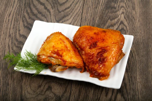 Paha Ayam Panggang Dengan Saus Tomat — Stok Foto