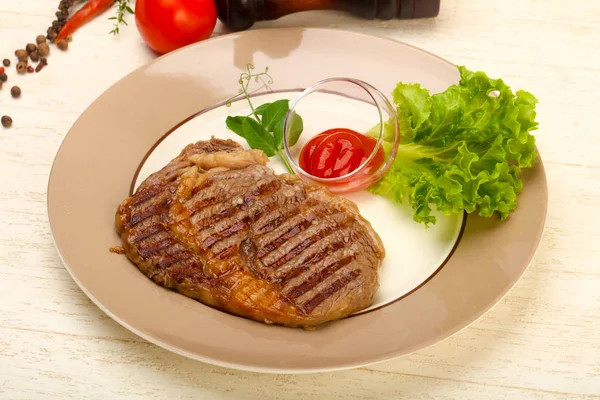Grilovaný Rib Eye Steak Omáčkou — Stock fotografie