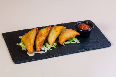 Soslu sıcak et hamur işleri