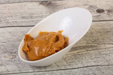 Lezzetli fıstık ezmesi kase