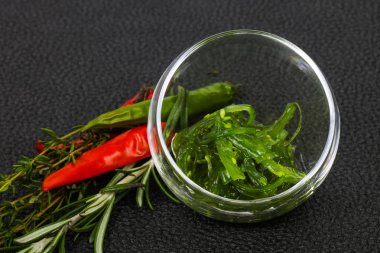 Susamlı yosun salatası Chuka.