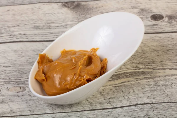 Lezzetli fıstık ezmesi kase