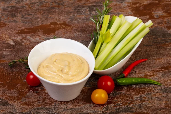 Vegane Küche Humus Mit Selleriestangen — Stockfoto