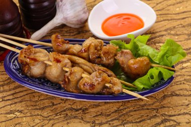 Acı soslu tavuk derisi şiş.